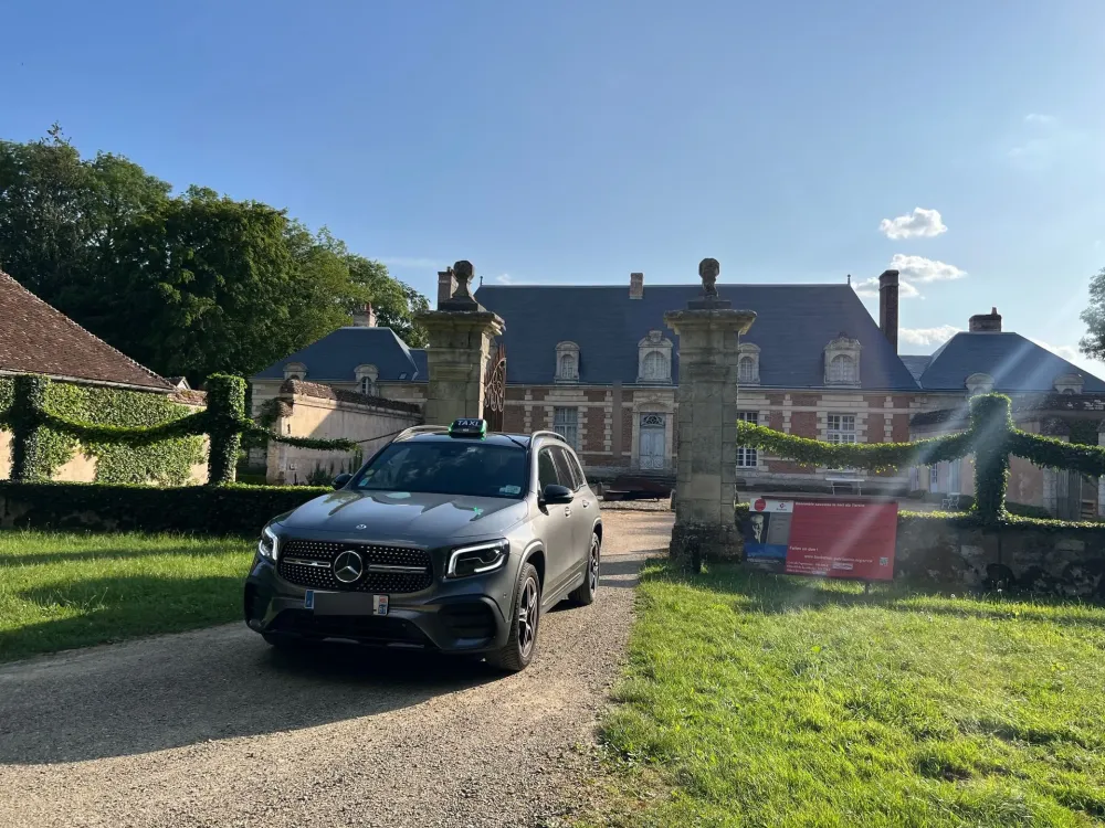 taxi devant un domaine